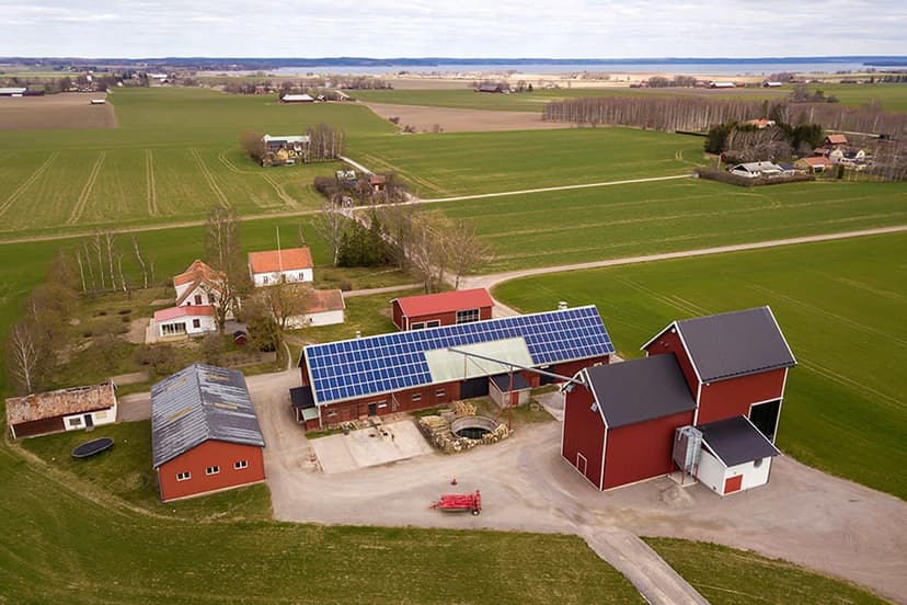 Tekniker installerar solpaneler